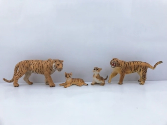 ANIMAL WORLD PLAYSET 31CM PACK X 4 FAMILIA TIGRES