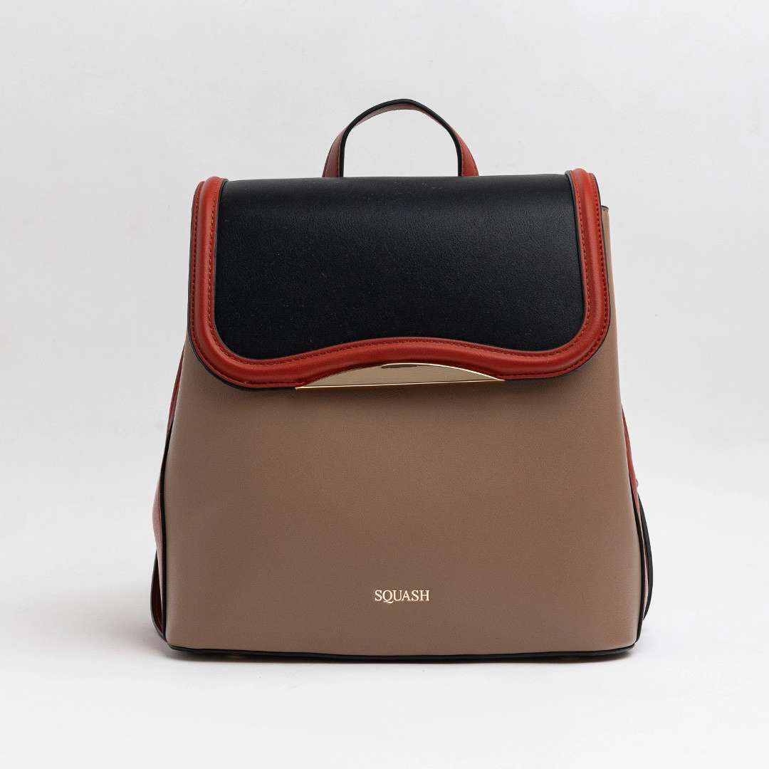 MOCHILA CON SOLAPA SQUASH NUDE