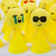 JUMPING EMOJI AMARILLO